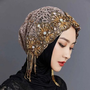 Chapeau en nylon luxueux fait main YASEEN, design respirant avec pompon, adapté aux femmes à porter en toutes saisons - Product Image 1