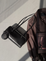 Proveedor de Bolsos de Cuero Curtido Vegetalmente Crystal, Bolso Boston East West, Bolso de Hombro Tipo Barril Alargado, Venta al por Mayor y Lotes