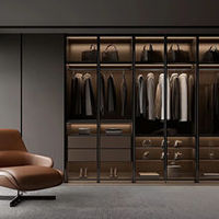 Armoire sur mesure avec portes vitrées, dressing intégré, éclairage LED, finition grain de bois pour projet de villa