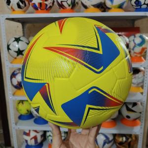 Ballon de football professionnel de haute qualité, résistant à l'usure, en PU, pour entraînement en extérieur, avec logo personnalisé. - Product Image 4