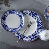 Assiette rétro bleue et blanche en porcelaine fine, service de vaisselle avec bord argenté pour la restauration en gros