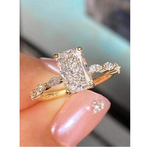Anillo de Compromiso y Boda con Diamante Cultivado en Laboratorio, Corte Radiante de 3CT, Oro de 14K, Claridad VVS VS, Lujoso para Mujer, Certificado - Product Image 1