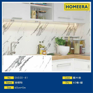 Pegatinas de pared a prueba de aceite para cocina a granel 60cm X 5M aluminio PVC XPE Material 40 rollos por caja - Product Image 1