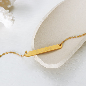 Venta al por mayor de alta calidad personalizado nuevo diseño de moda regalo de moda 18K chapado en oro de acero inoxidable buena suerte barra Horizontal amigos - Product Image 2