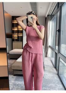 Completo da <span class=keywords><strong>donna</strong></span> plissettato stile Miyake: camicia ampia e pantaloni a gamba larga - Set due pezzi casual all'<span class=keywords><strong>ingrosso</strong></span> dalla fabbrica di <span class=keywords><strong>abbigliamento</strong></span> plissettato - Product Image 2