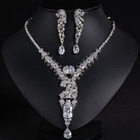 En gros, Ensemble d'accessoires collier et boucles d'oreilles en laiton plaqué or, style vintage, pour mariage et fête, avec breloque léopard et micro-incrustation de zircon, design audacieux