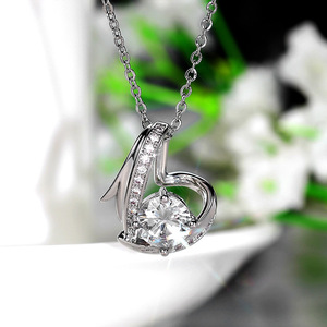 Collana con Ciondolo a Cuore per Donna, Elegante Catena in Tono Argento, Gioiello Romantico per Uso Quotidiano - Product Image 3