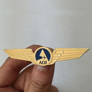 Pin de Solapa Personalizado con Esmalte y Chapado en Oro OEM, Insignias de Alas de Piloto de Metal - Product Image 4