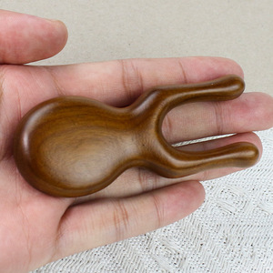 Golden Sandalwood Nose Scraper Frog Shaped Facial Meridian Massager Wooden Scalp Massager Craft 94x35x15mm - Product Image 4