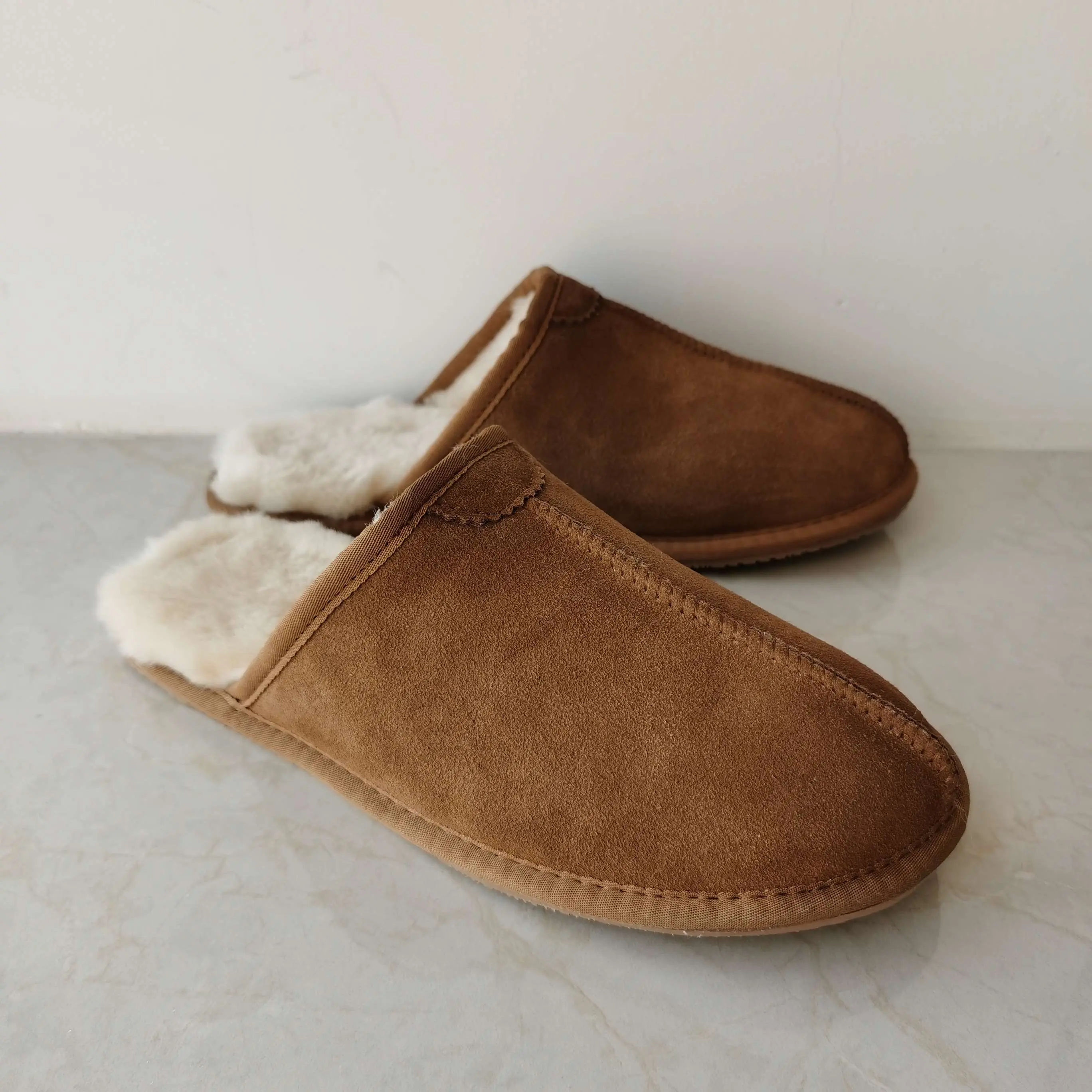 Pantoufles de maison moelleuses Vente en gros de sandales d'intérieur au design classique Chaussures d'hiver chaudes en peau de mouton australienne authentique pour femmes