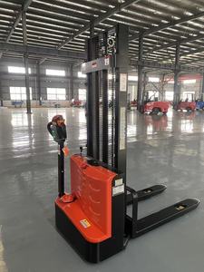 Nieuw ontworpen elektrische mini-reachstacker zonder poten met 1,5-tons en 2-tons vorkaccessoires, bereik vooruit/achteruit van 4m/5m/5,5m - Product Image 2