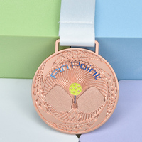 Médaille sportive personnalisée en métal, alliage de zinc, émail doux, plaqué or rose, pour karaté, volley-ball, pickleball, avec ruban et cordon.