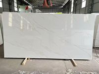 Plan de toilette en quartz Calacatta blanc avec veines grises