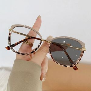 Gafas de Sol de Moda Retro con Logotipo Personalizado, Gafas de Metal con Protección Anti Luz Azul, Gafas Fotocromáticas para Mujer - Product Image 1