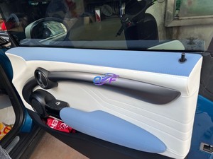 La <span class=keywords><strong>BMW</strong></span> Mini a mis à niveau ses panneaux de porte, ses panneaux d'instruments, ses housses de siège et son intérieur au style <span class=keywords><strong>Alcantara</strong></span> bleu personnalisé. - Product Image 4