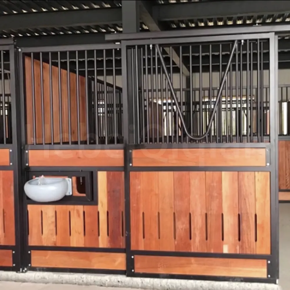 Fornitura di fabbrica porta scorrevole di design portatile bordo di bambù attrezzature agricole prefabbricate 12x12 stalli di cavalli con mangiatoie da fieno