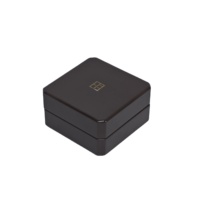 Boîte à bijoux en bois brun foncé brillant avec logo personnalisé, doublure en velours bordeaux pour bague, pendentif, emballage cadeau de luxe pour bijoux
