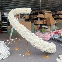 Arche florale de luxe en forme de S avec roses rouges, support de fleurs artificielles pour la décoration de scène de mariage en extérieur