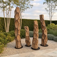 Ensemble de quatre piliers en bois sculpté nid d'abeille sur mesure, service de fabrication OEM pour projet de hall d'hôtel