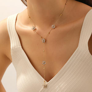 שרשרת נירוסטה ארוכה ומנצנצת בצורת פרח משובצת יהלומים שקופים פשוטים מצופים זהב 18 קראט - Product Image 4