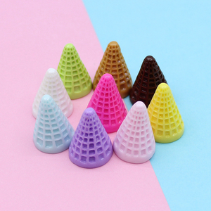 Miniatures de cornets de crème glacée colorés en résine à dos plat pour la fabrication de bijoux DIY, jouets de cuisine pour maison de poupée - Product Image 1