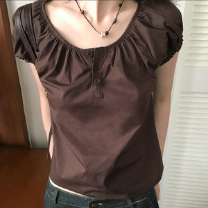 T-shirt d'été pour femmes Y2K, couleur unie, froncé, coupe ajustée, trois boutons, manches bouffantes, col rond, vente en gros - Product Image 1