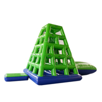 Toboggan flottant de tour d'escalade gonflable pour adultes avec catapulte pour parc aquatique