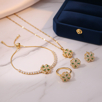Ensemble de bijoux en acier inoxydable plaqué or PVD de haute qualité, résistant à l'eau et au ternissement, avec un motif trèfle à quatre feuilles (bracelet, boucles d'oreilles, collier)