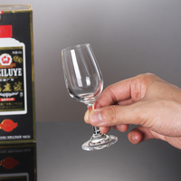 Gobelets de dégustation en verre transparent en gros, verres à long pied pour le brandy, le whisky et le Baijiu, adaptés aux hôtels, bars, fêtes et banquets