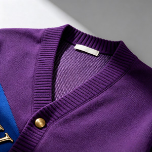 Suéter de punto para <span class=keywords><strong>hombre</strong></span> OEM, talla grande L-2XL, color <span class=keywords><strong>morado</strong></span>, con botones dorados y logo, camisa de punto con rayas blancas, cárdigan de moda. - Product Image 5