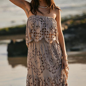 Ensemble deux pièces de haute qualité : haut hawaïen ajouré brodé sans bretelles et robe sur mesure 100 % coton - Product Image 3