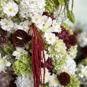 Decoración Floral Realista Hecha a Mano en Seda Blanca, Verde y Borgoña, para Entrada de Boda en Iglesia Moderna - Product Image 2