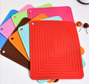 Alfombrilla de Silicona Reutilizable Antideslizante y Aislante del Calor, Multicolor, Cuadrada, para Proteger la Mesa de Comedor y Recipientes Calientes - Product Image 1