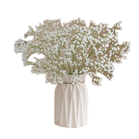 Arche de fleurs blanches modernes réalistes en gros, toile de fond artificielle bleue de gypsophile, centre de table de mariage en fleurs séchées, rangée de boules