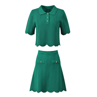 KD2447 Nouvelle Collection Été – Ensemble Chic Vert Vif de Luxe : Haut Polo Boutonné à Manches Courtes en Maille Ondulée et Mini-Jupe Élégante