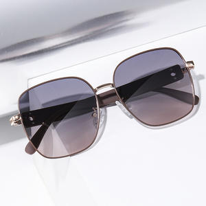 Lunettes de soleil polarisées carrées Ks-3889 pour femmes, monture noire, verres TAC, protection UV400, monture en plastique et métal, utilisation en extérieur - Product Image 3