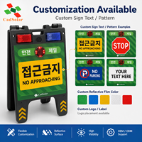 Panneau de signalisation routière portable en plastique avec lumière LED solaire clignotante rouge et bleue et haut-parleur pour avertissement de ralentissement