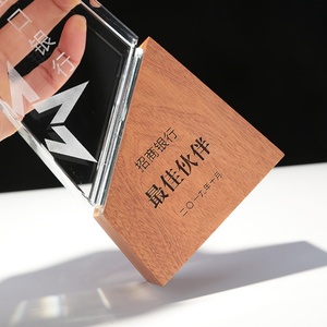 Trophée en bois profondément sculpté avec logo personnalisé, trophée en cristal, gravure unidirectionnelle sur bois, trophées en cristal transparent massif - Product Image 4