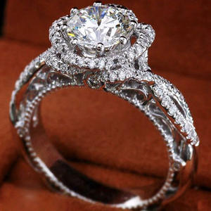 Anello di Fidanzamento F899 per Donna in Oro Bianco con Diamante Taglio Brillante Rotondo Colore D Naturale Design Halo - Product Image 4