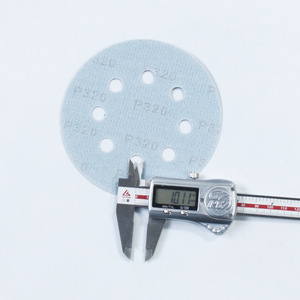 Disque abrasif floqué bleu de 5 pouces à 8 trous, grain P320, avec dos adhésif, pour le meulage et le polissage - Product Image 2