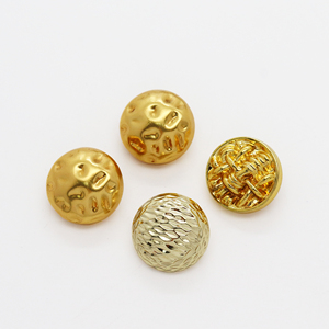 Vente en gros de boutons dorés personnalisés pour vêtements de créateurs <span class=keywords><strong>bouton</strong></span> à motif de plis irréguliers OEM accessoires vestimentaires style tige - Product Image 4