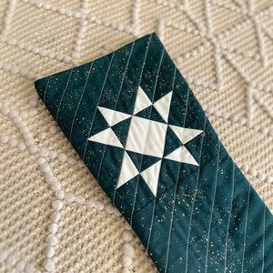 Modèle de <span class=keywords><strong>couture</strong></span> numérique pour chaussette de Noël matelassée patchwork étoilée « Petite Sœur », style ferme vintage, à télécharger - Product Image 5