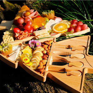Plateau de service en bois pour fromages et desserts, thème Noël, avec couteaux, idéal pour les fêtes - Product Image 2