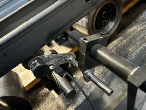 Petit pain populaire de cloison sèche de goujon et de voie en métal de CU d'onglet automatique formant le cisaillement infini de machine - Product Image 4