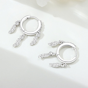 Pendientes/argollas de plumas de latón blanco de alta gama, originales y versátiles, superventas al por mayor para mujer - Product Image 4