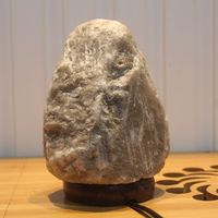 Lampe en sel de l'Himalaya gris naturel 3-5 kg avec base en bois, purificateur d'air et lumière d'ambiance