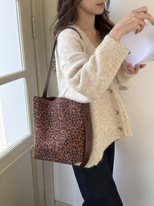 Sac fourre-tout portable grande capacité en velours imprimé léopard, personnalisé en usine, pour femme, nouvelle mode 2026, à porter à l'épaule - Product Image 4