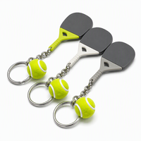 Porte-clés Raquette de Pickleball en Caoutchouc avec Chaîne de Balle Floquée – Accessoire Sportif Cadeau pour Enfants et Fans de Sport