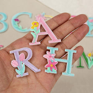 素敵な3.5cmのAからZまでの26文字のアイロン接着式、自己粘着裏地付き刺繍フラワーアルファベットパッチ - Product Image 1