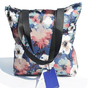 Sac fourre-tout floral original de l'usine BSCI, grand sac à bandoulière pour femme avec logo personnalisé, idéal pour la gym, la randonnée, les pique-niques, les voyages, la plage et les souvenirs. - Product Image 1
